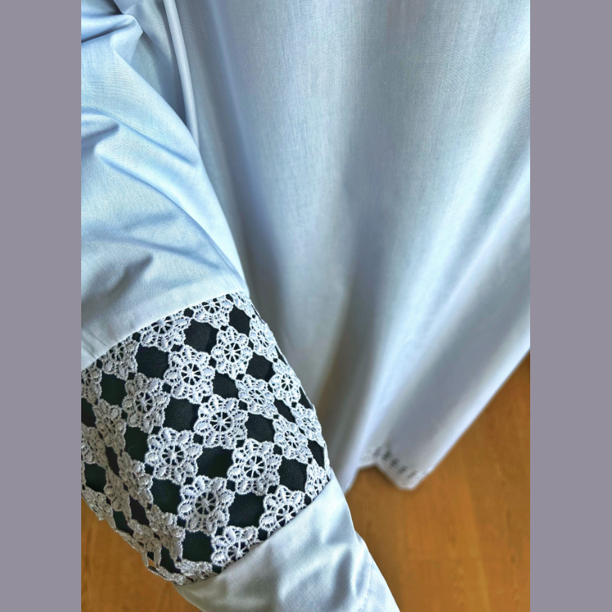 Albe mit Guipüre-Einsatz mit kleinen Blumen ALB01-016