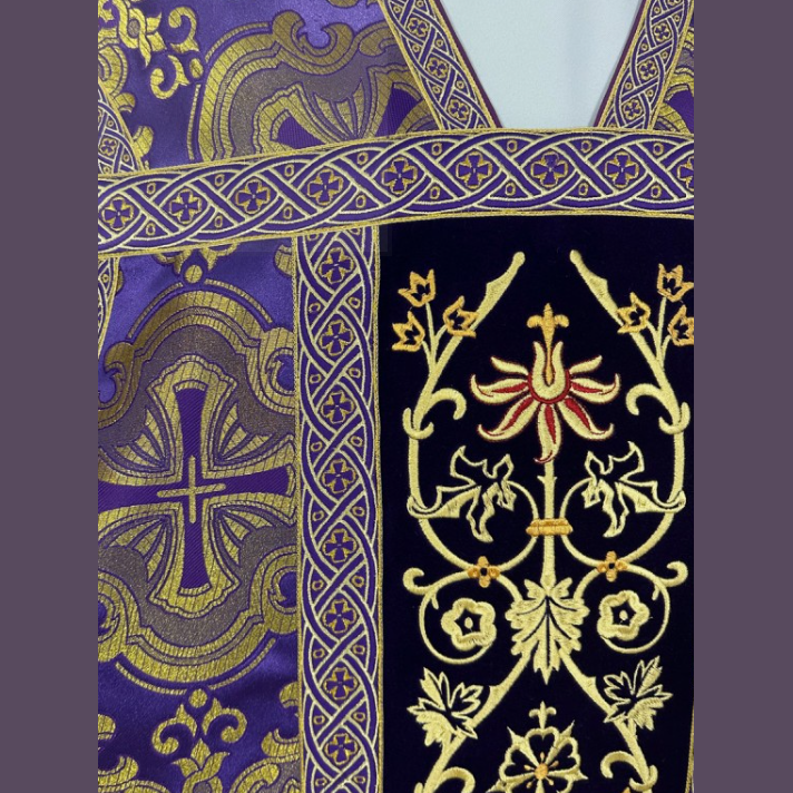 Römisches Messgewand mit Kreuz, violett