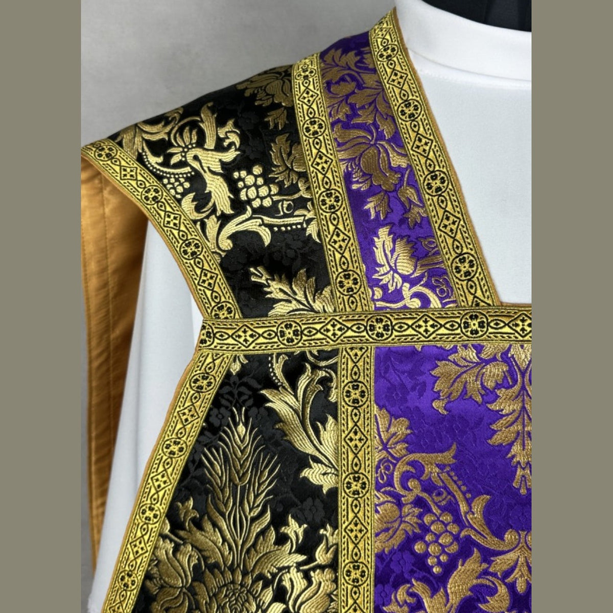 Römisches Messgewand mit Kreuz Requiem Schwarz Violett