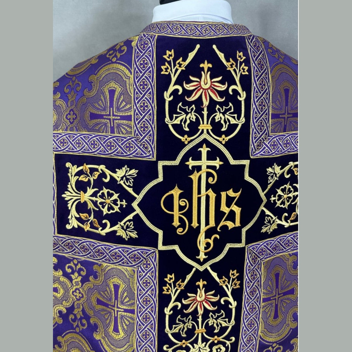 Römisches Messgewand mit Kreuz, violett