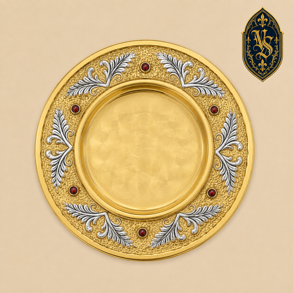 Liturgische Patene mit Vertiefung, versilberten Motiven und roten Steinen – PSCM-020
