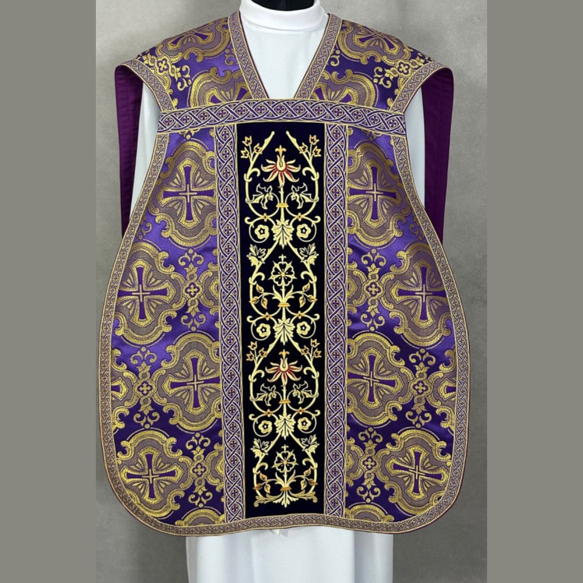 Römisches Messgewand mit Kreuz, violett